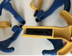 Patères porte-manteau mural vintage plastique jaune bleue memphis 1980