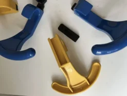 Patères porte-manteau mural vintage plastique jaune bleue memphis 1980