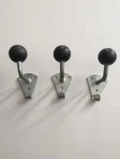 Patères vintage boule, métal et Bakélite