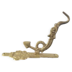 Patère vintage en laiton doré à motif créature marine et médaillon tro