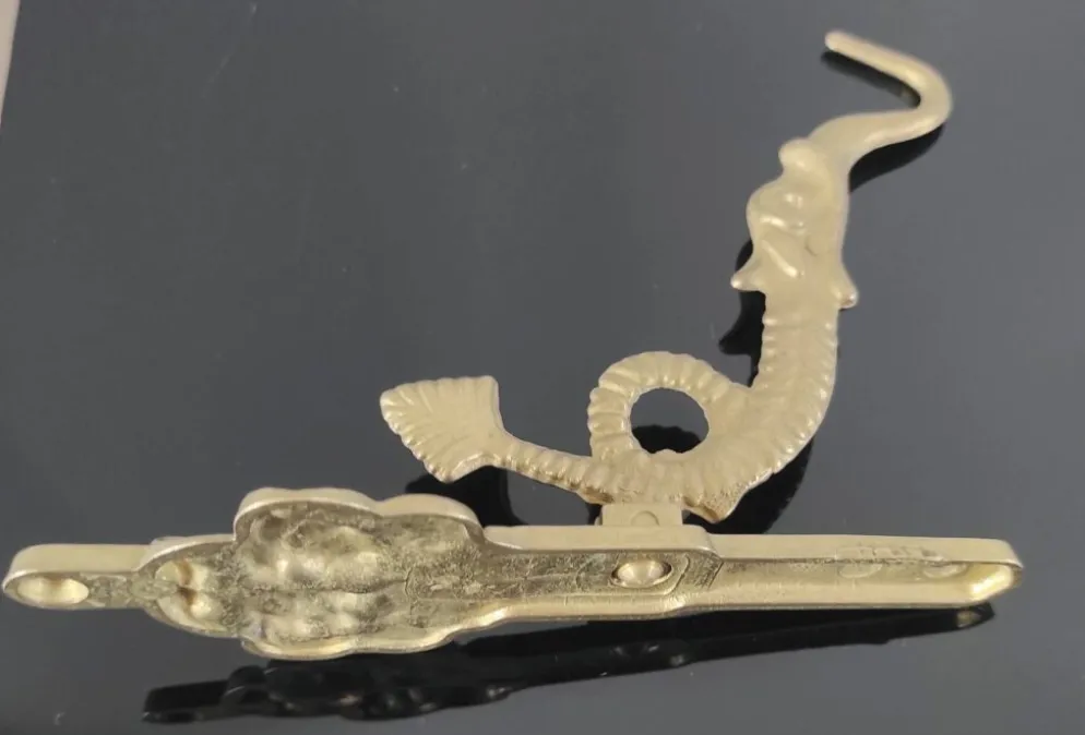 Patère vintage en laiton doré à motif créature marine et médaillon tro
