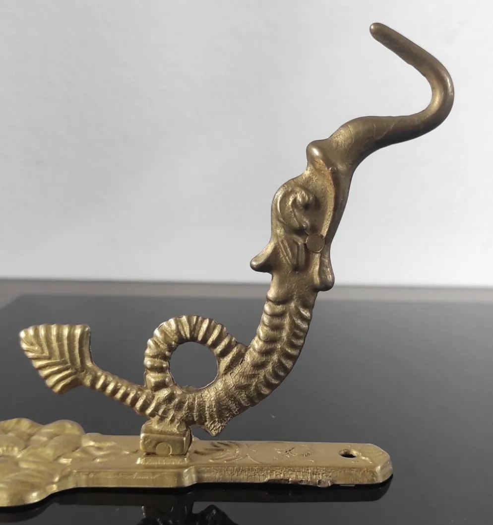 Patère vintage en laiton doré à motif créature marine et médaillon tro