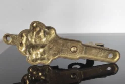 Patère vintage en laiton doré à motif créature marine et médaillon tro