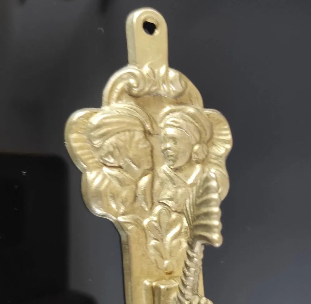 Patère vintage en laiton doré à motif créature marine et médaillon tro
