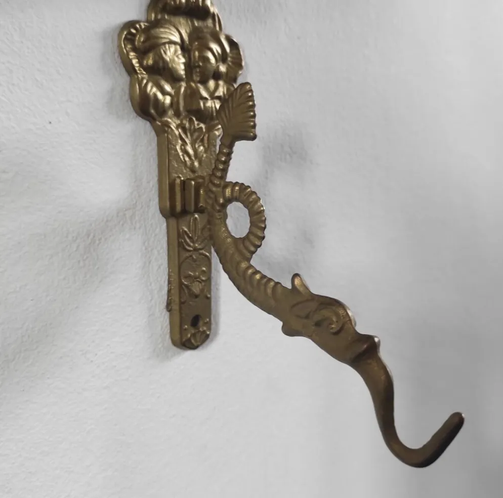 Patère vintage en laiton doré à motif créature marine et médaillon tro