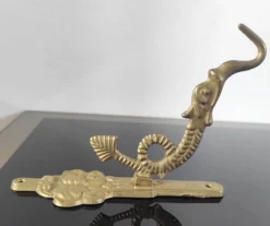 Patère vintage en laiton doré à motif créature marine et médaillon tro