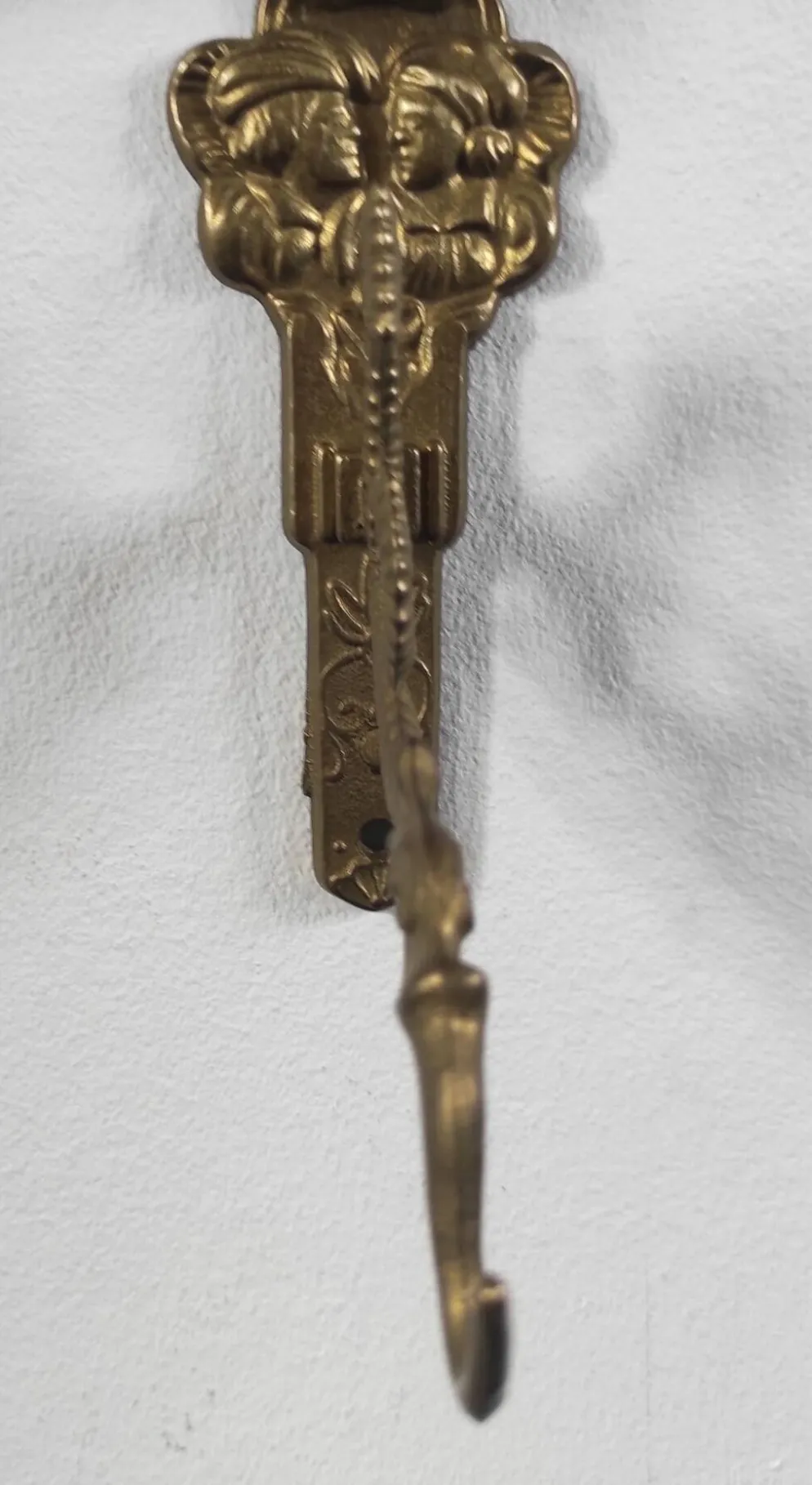 Patère vintage en laiton doré à motif créature marine et médaillon tro