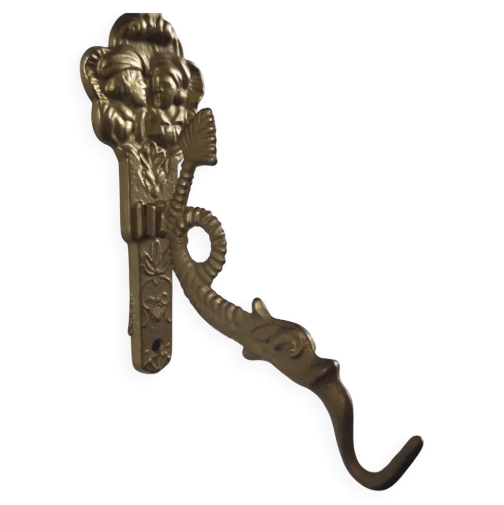 Patère vintage en laiton doré à motif créature marine et médaillon tro