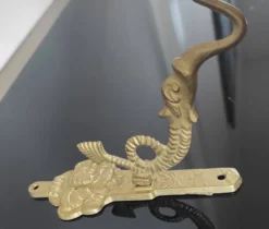 Patère vintage en laiton doré à motif créature marine et médaillon tro