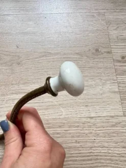 Patère vintage laiton doré avec bouton style ivoire