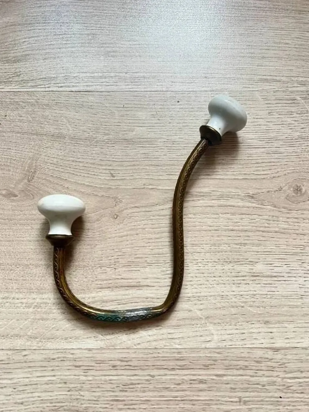 Patère vintage laiton doré avec bouton style ivoire