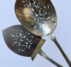 Pelle et cuillère saupoudreuse