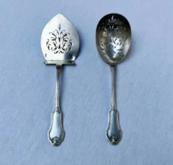 Pelle et cuillère saupoudreuse