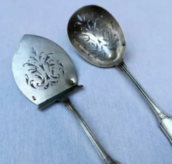 Pelle et cuillère saupoudreuse