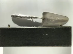 Pelle à gâteau ou tarte XIXe métal argenté gravé poinçon