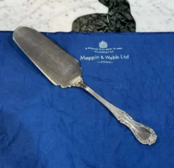 Pelle à gâteaux Mappin and Webb en métal argenté modèle Russell