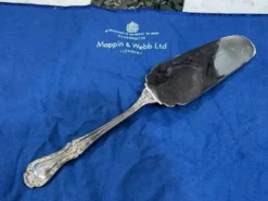 Pelle à gâteaux Mappin and Webb en métal argenté modèle Russell