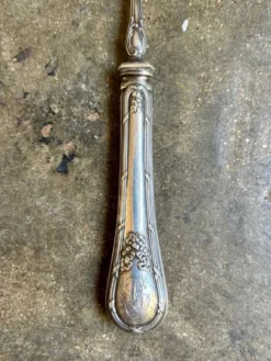 Pelle à mignardise Perrin, couvert de service en argent chiffré "DL"