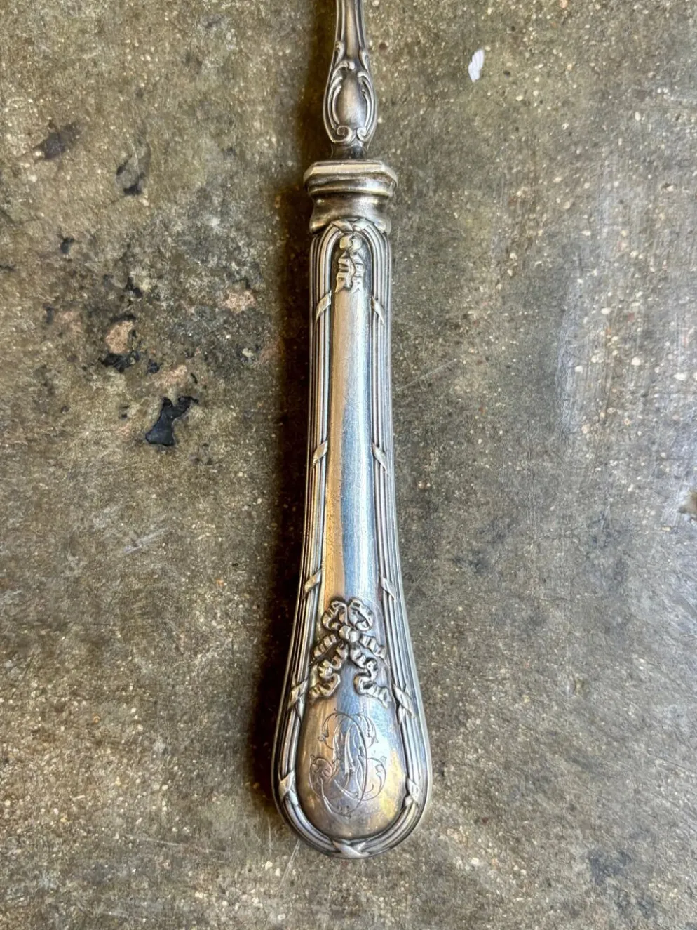 Pelle à mignardise Perrin, couvert de service en argent chiffré "DL"