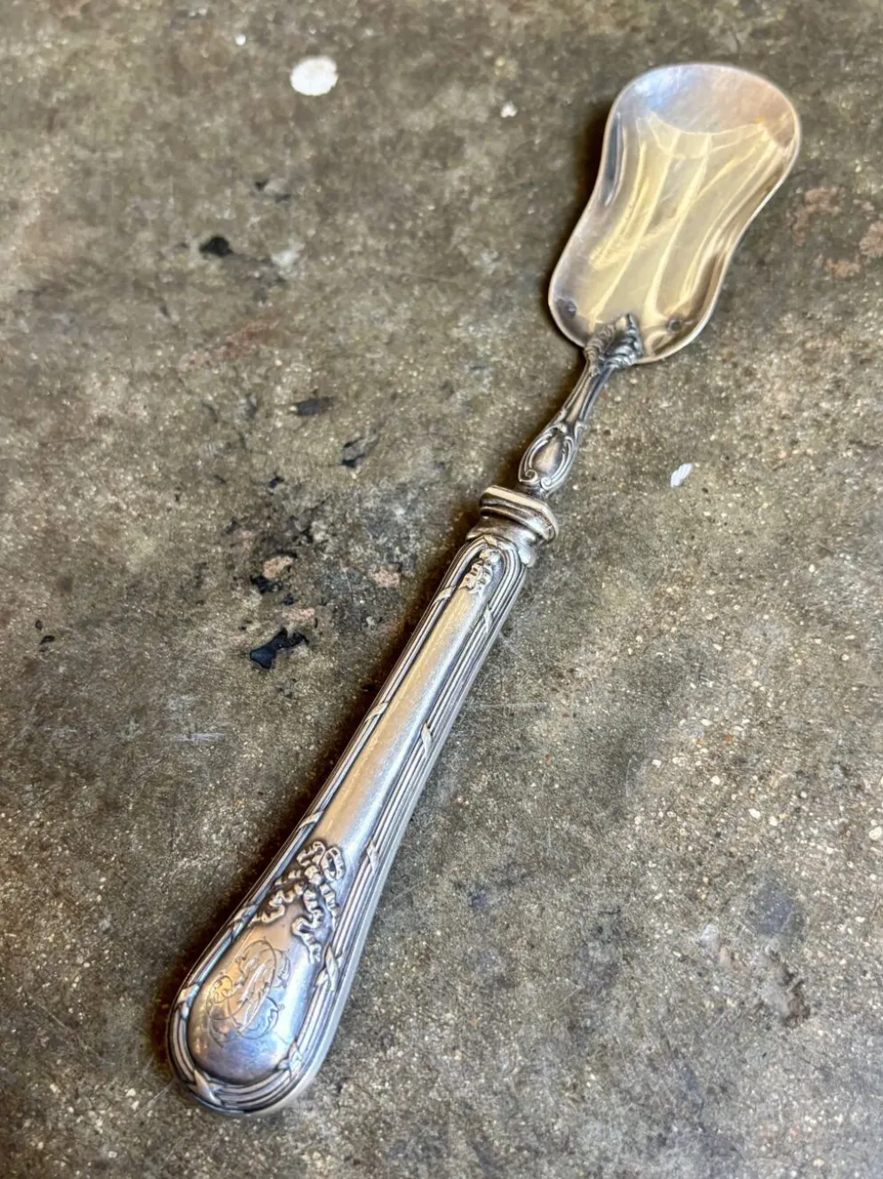 Pelle à mignardise Perrin, couvert de service en argent chiffré "DL"
