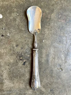 Pelle à mignardise Perrin, couvert de service en argent chiffré