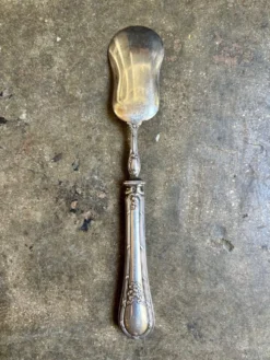 Pelle à mignardise Perrin, couvert de service en argent chiffré