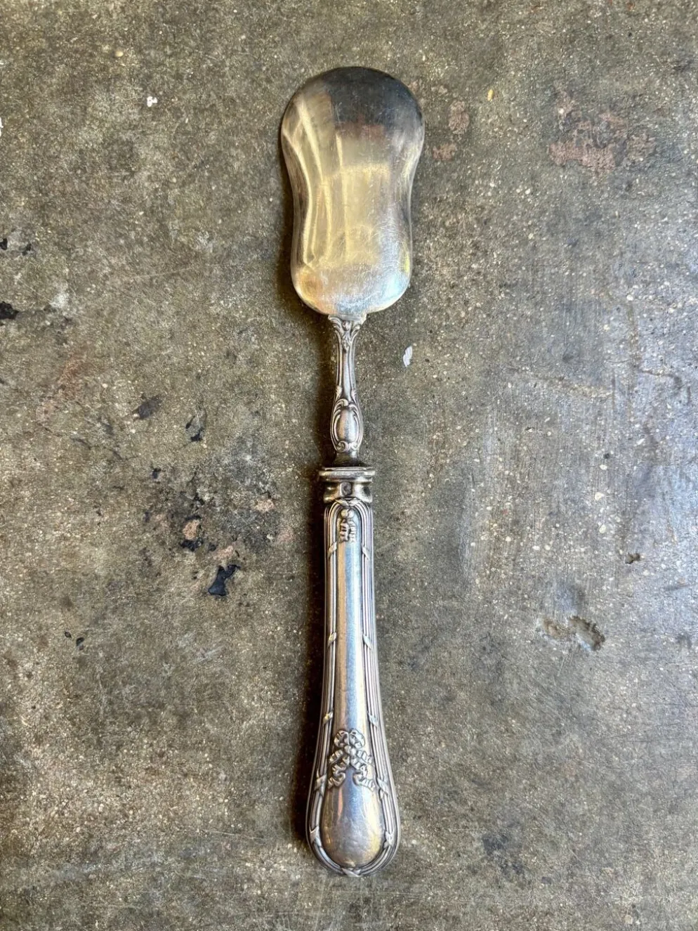 Pelle à mignardise Perrin, couvert de service en argent chiffré "DL"