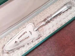 Pelle à tarte 1940 Art Déco en métal argenté dans son coffret