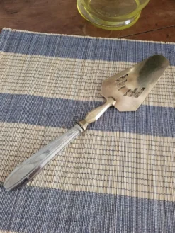 Pelle à tarte art déco laiton