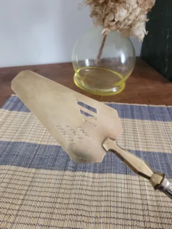 Pelle à tarte art déco laiton