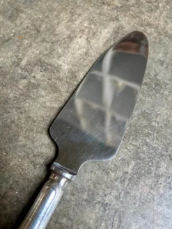 Pelle à tarte Christofle en métal argenté, motif "Spatours"