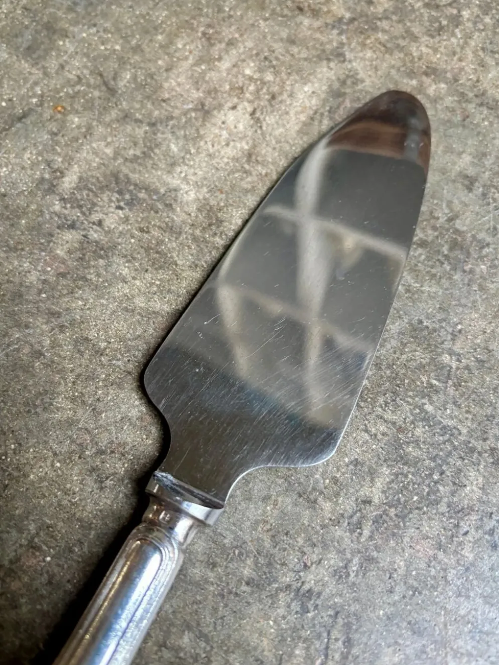 Pelle à tarte Christofle en métal argenté, motif "Spatours"