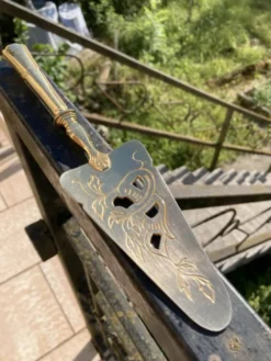 Pelle à tarte en metal doré