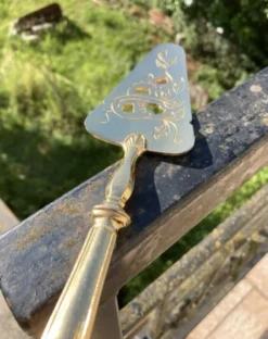 Pelle à tarte en metal doré