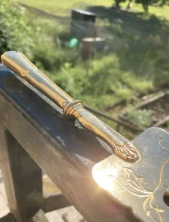 Pelle à tarte en metal doré
