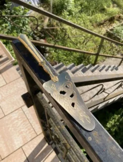 Pelle à tarte en metal doré