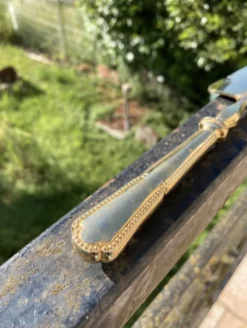 Pelle à tarte en metal doré