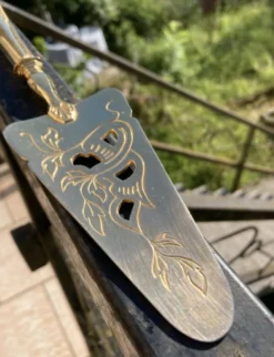 Pelle à tarte en metal doré