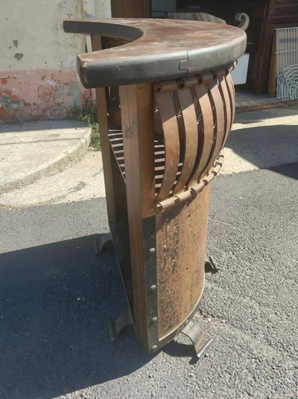 Petit bar en acier , cuivre et chêne vers 1960