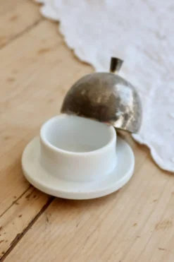 Petit beurrier cloche vintage porcelaine blanche et métal argenté patiné