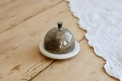Petit beurrier cloche vintage porcelaine blanche et métal argenté patiné