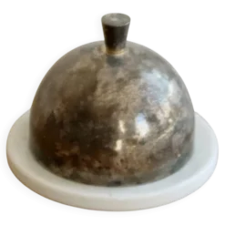 Petit beurrier cloche vintage porcelaine blanche et métal argenté patiné
