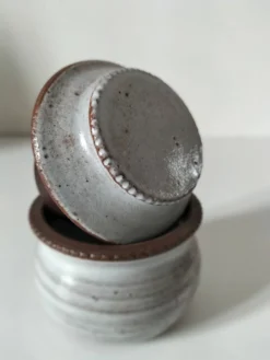 Petit beurrier à eau en grès émaillé style Ratilly