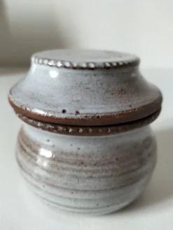 Petit beurrier à eau en grès émaillé style Ratilly