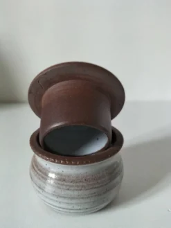 Petit beurrier à eau en grès émaillé style Ratilly