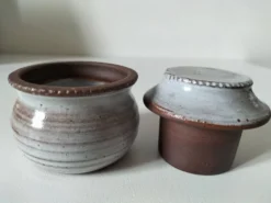 Petit beurrier à eau en grès émaillé style Ratilly