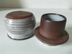 Petit beurrier à eau en grès émaillé style Ratilly