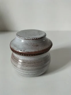 Petit beurrier à eau en grès émaillé style Ratilly