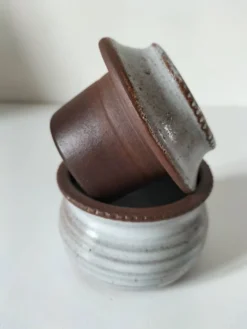 Petit beurrier à eau en grès émaillé style Ratilly