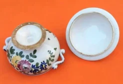 Petit bouillon sur piédouche Ancienne céramique polychrome